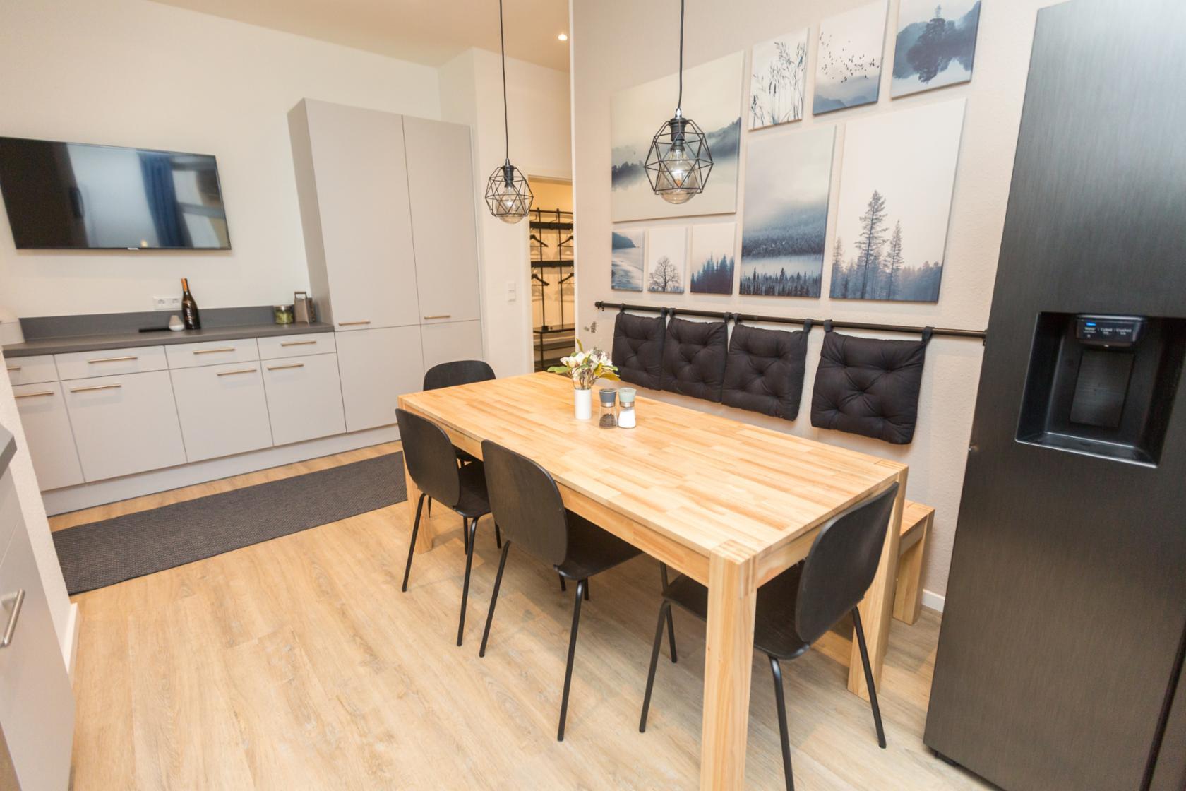 * 4er WG * frisch saniert - möbliert - mit eigenem Balkon in 5 min an