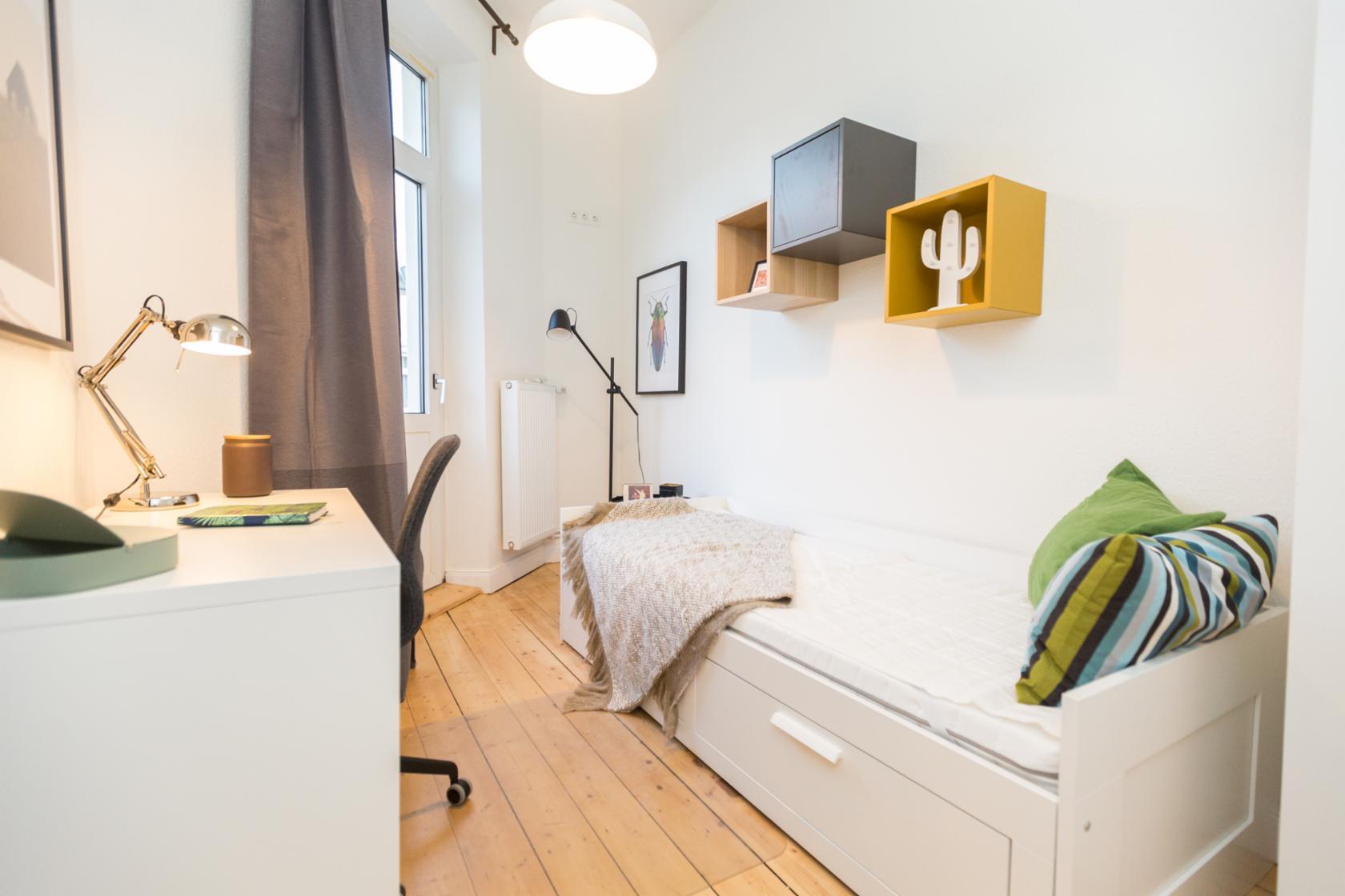 Möbliertes 8 qm großes WG-Zimmer mit Balkon zum 01.08. in der Nähe der ...