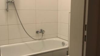 Badezimmer mit Badewanne (Sicht vom Flur aus)