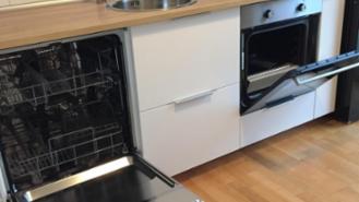 Küche mit Geschirrspüler und Backofen (Sicht von dem Essbereich aus)