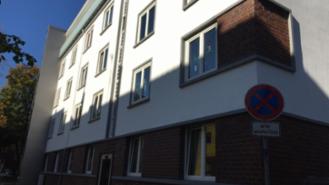 Außenansicht (Vorderseite des Hauses, Eingang)