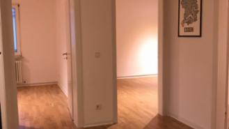 Flur mit Sicht auf Zimmer 2 (links) und Zimmer 3 (rechts)